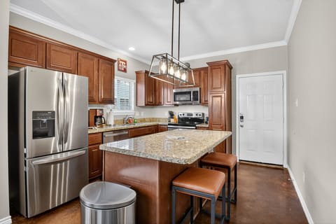 House, 4 Bedrooms | Private kitchen | Coffee/tea maker, fridge, oven