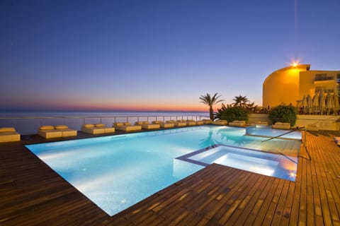 Outdoor pool, an infinity pool