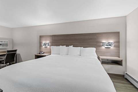 Standard Room, 1 King Bed, Non Smoking | WiFi (free), alarm clocks, bed sheets