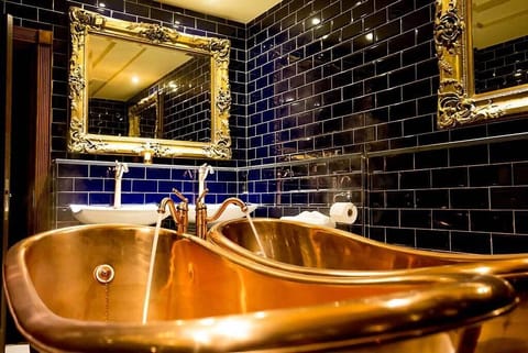 Deluxe Room | Premium bedding, in-room safe, desk, iron/ironing board