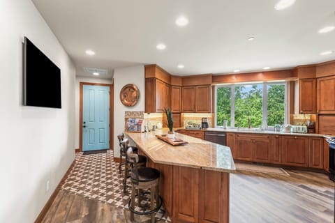 Fully equipped kitchen to cook and share meals right at the countertop!