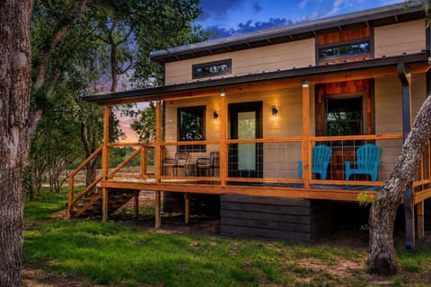 Welcome to Winecup Cottage, located on a serene oak filled property that has waterfront access. Enjoy your Fredericksburg Getaway with us here at Winecup! 