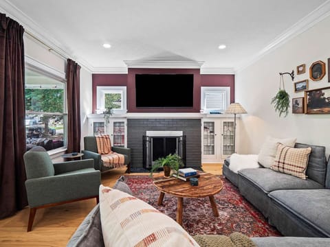 Spacious open living area designed for easy lounging & casual gatherings.