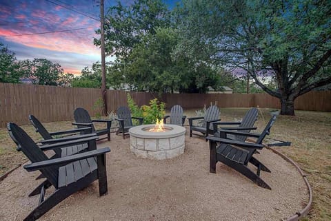 8BR Hill Country Escape w/ Pool & Pickleball House in Fredericksburg