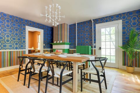 Host in style in this bright, welcoming space.