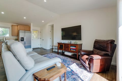Sparks Vacation Rental | 2BR | 1BA | 989 Sq Ft | Step-Free Access