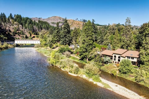 Vida Vacation Rental | 3BR | 3BA | Steps Required | 3,255 Sq Ft