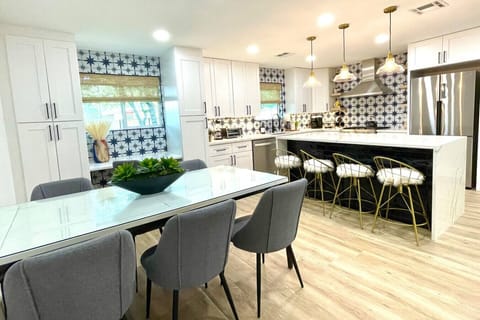 Open dining area to kitchen- seats 6 at table