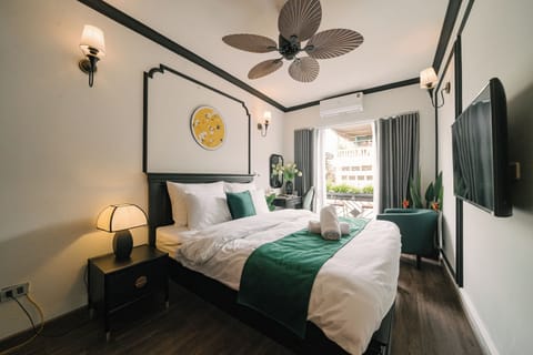 Luxury Room, City View | Premium bedding, minibar, in-room safe, desk