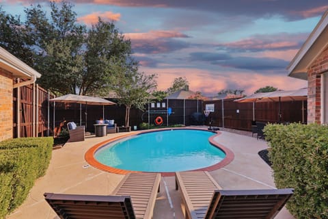 Whether you’re looking to relax in the hot tub, work on your tan as you enjoy a book or a nap on the loungers, or enjoy a refreshing swim in the pool, there’s something for everyone in this backyard!