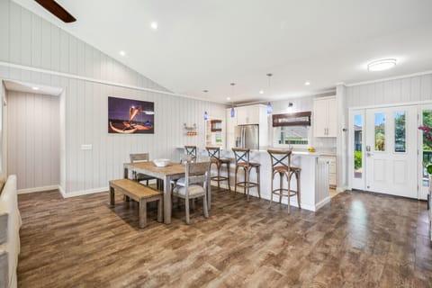 Main House Kitchen: Fully Equipped for Your Culinary Adventures!