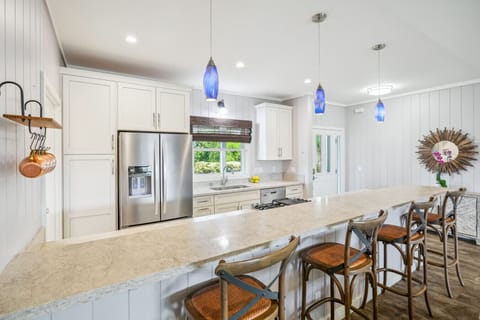 Main House Kitchen: Fully Equipped for Your Culinary Adventures!