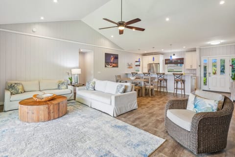 Cozy Living Room Perfect for Gatherings!