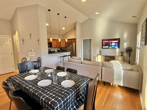 Dining area - Seats 6