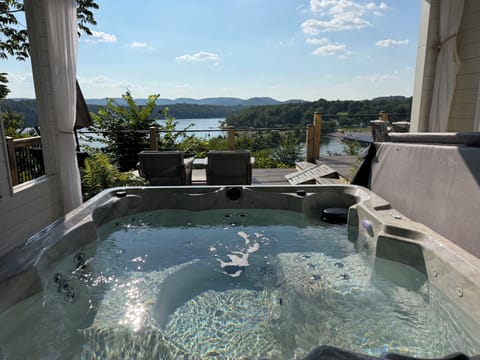 outdoor spa overlooking Table Rock Lake