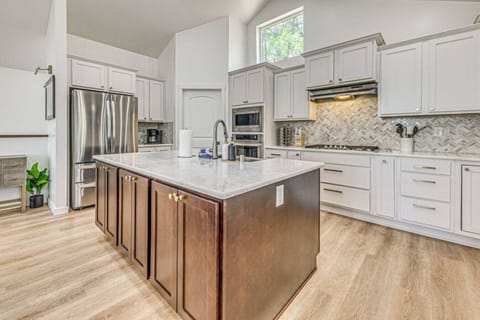Bright & Spacious Kitchen | Marble Island, Stainless Steel Appliances & Elegant White Cabinetry