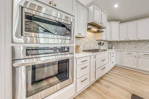 Modern Chef’s Kitchen | Double Ovens, Gas Range & Sleek White Cabinetry
