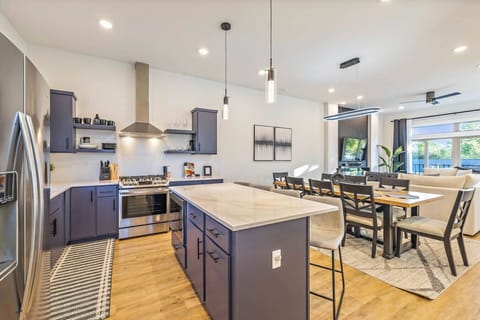 Unit B, Floor 2, Dining table for 8 plus 4 island stools