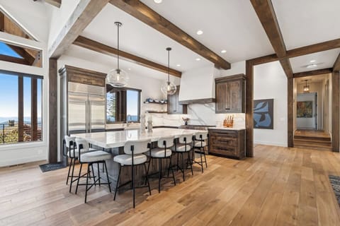 The open concept kitchen that flows between the dinning space and living space creates a coxy atmosphere.