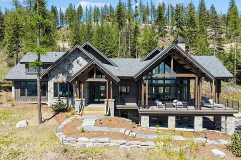 Discover the ultimate Montana vacation at Elk Highlands Escape, nestled amongst the Whitefish Mountain Range.