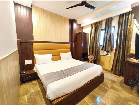 Superior Double Room, Air conditioning | Hypo-allergenic bedding, desk, soundproofing, free WiFi
