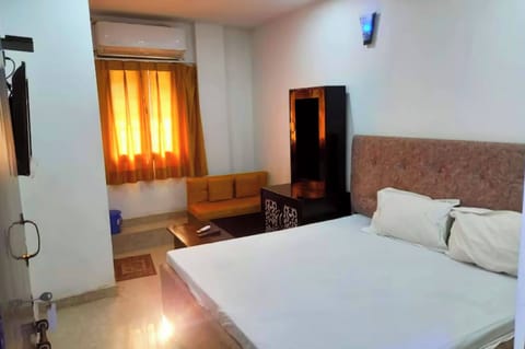 Deluxe Double Room, Air conditioning | Hypo-allergenic bedding, desk, soundproofing, free WiFi