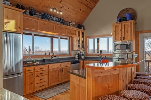 Fully equipped kitchen with full‑size appliances, breakfast bar and all the cookware you need.