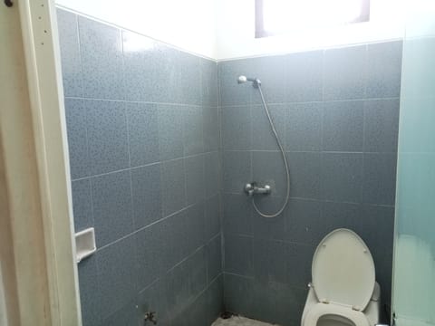 Family Single Room | Bathroom | Shower, towels, soap