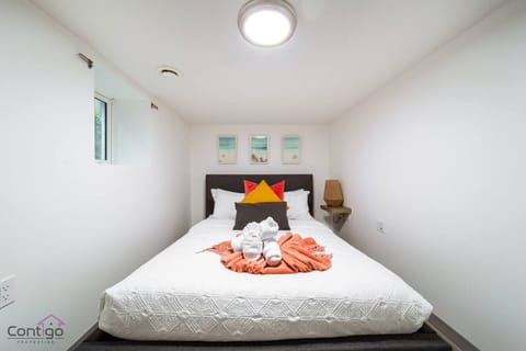 Drift off to sleep in the comfort of a queen-size bed. This restful room makes your stay feel like home.