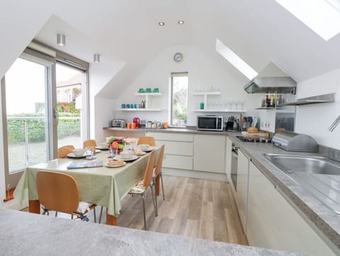 Cottage | Private kitchen | Dishwasher, cookware/dishes/utensils