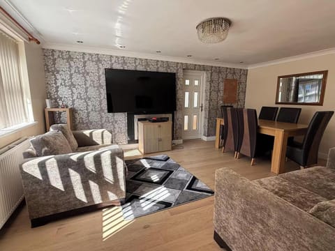House, 6 Bedrooms, Smoking | Living room