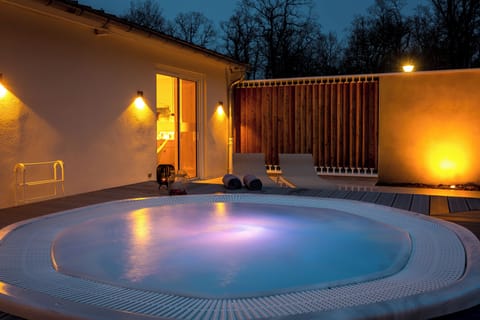 Couples treatment rooms, sauna, steam room, body treatments