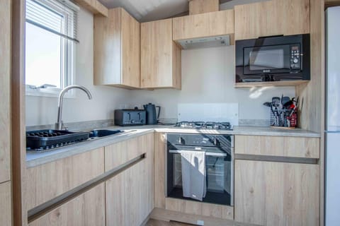 Apartment (2 Bedrooms) | Private kitchen | Microwave, oven, stovetop, electric kettle