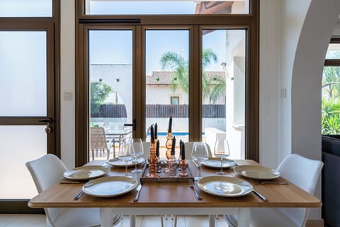 Apartment, 2 Bedrooms, Kitchen, Pool View | In-room dining