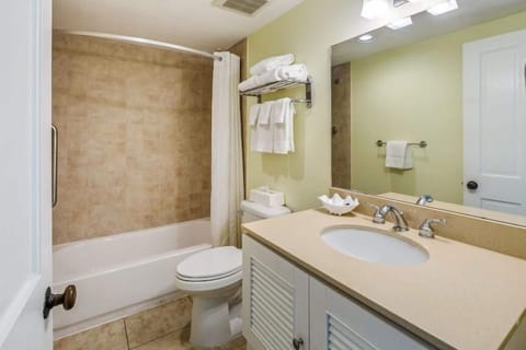 Suite | Bathroom | Combined shower/tub, towels