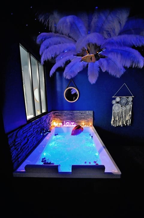 Indoor spa tub