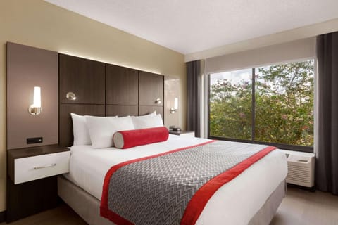 Studio Suite, 1 King Bed, Accessible, Non Smoking (Mobility/Hearing Accessible) | Premium bedding, in-room safe, desk, blackout drapes