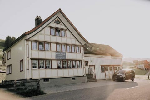 Die vordere Hausansicht inklusive der Parkplätze für 3 große Autos, die Schlüsselbox für einen kontaktlosen Check-In finden Sie neben der Haustür.