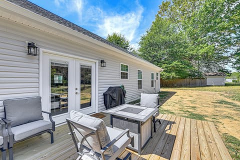 Somerset Vacation Rental | 3BR | 2BA | 1,400 Sq Ft | 2 Steps to Enter