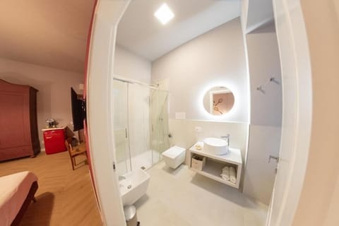 Deluxe Room | Desk, laptop workspace, blackout drapes, soundproofing