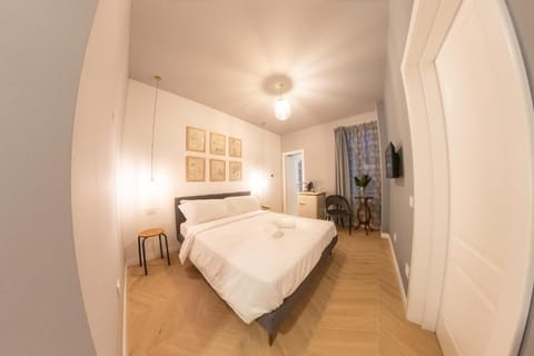 Deluxe Room | Desk, laptop workspace, blackout drapes, soundproofing