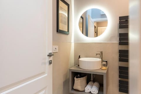 Junior Studio Suite | Bathroom | Shower, hair dryer, towels, soap