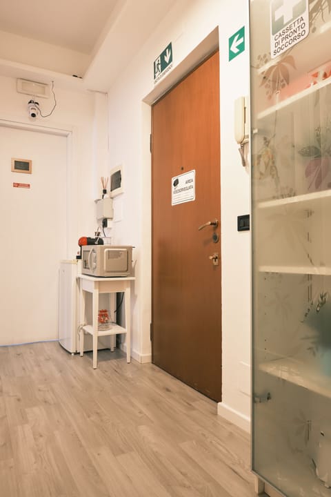 Standard Single Room, Shared Bathroom | Interior