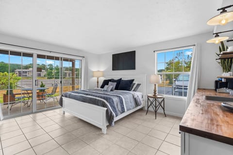 Enjoy the breezy layout of this bright, welcoming studio​