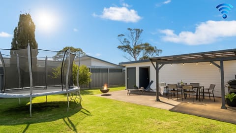 Sandy Paws | Outdoor entertaining area | BBQ | Firepit | Trampoline | Powder room | Enclosed yard