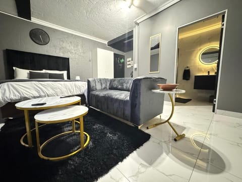 Apartment, 1 Bedroom, Smoking, Patio | Living room