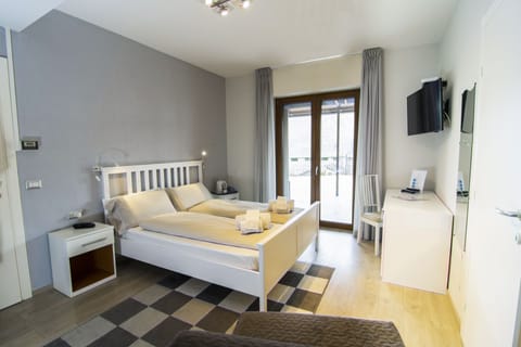 Superior Room | Minibar, in-room safe, desk, laptop workspace