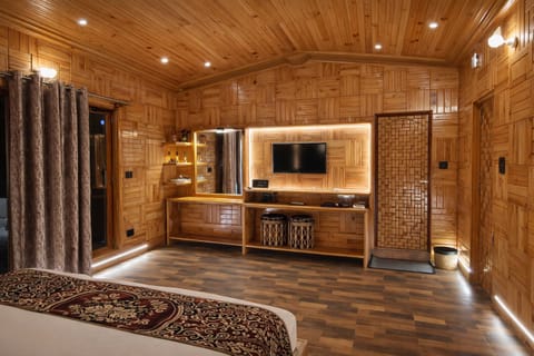 Cottage room | In-room safe, desk, laptop workspace, blackout drapes