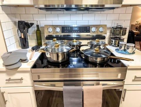 Many cookware and baking dish options