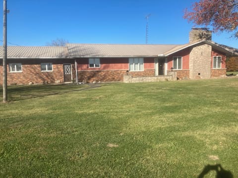 Comfortable peaceful country home with huge kitchen. Strong Wi-Fi. Parking